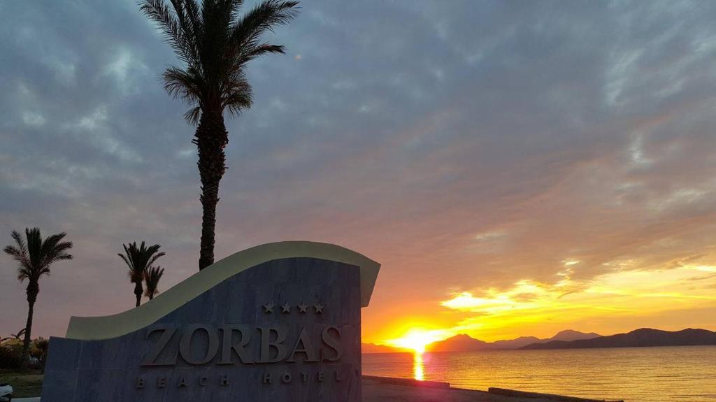 Zorbas Beach Hotel room 2